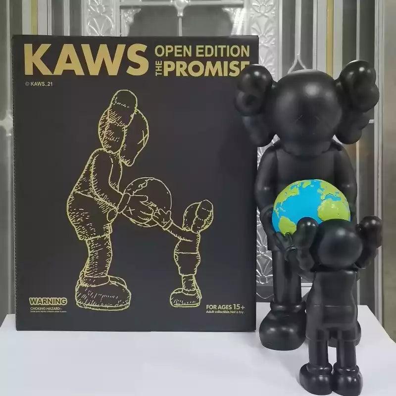 פסל KAWS שחור מחזיק כדור עולם